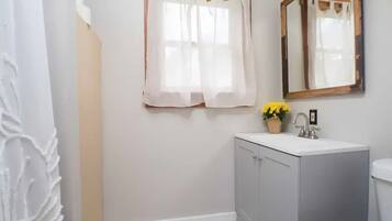 Dusj, hårføner, håndklær og såpe