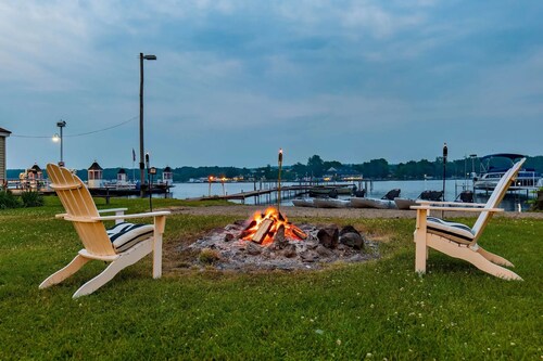 Cottage #6 - Cute and airy 2 bedroom cottage right on Chautauqua Lake!