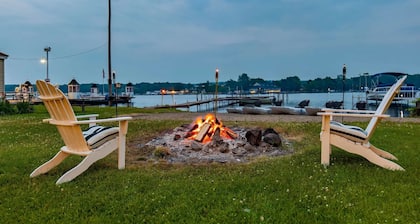 Cottage #6 - Cute and airy 2 bedroom cottage right on Chautauqua Lake!
