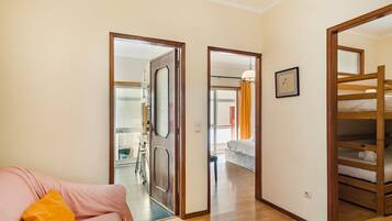 2 bedrooms, iron/ironing board, internet, bed sheets