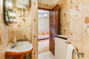 Shower, hair dryer, towels, soap - GuestReady - Cozy Bonfim Retreat (Porto)