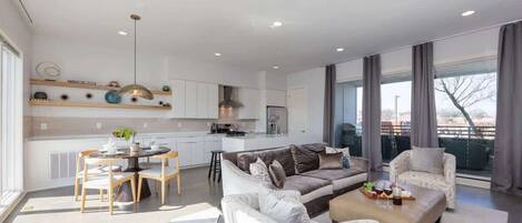 Smart-TV, Kamin, Arbeitsbereiche