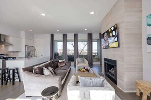 Una Smart TV, una chimenea, una oficina