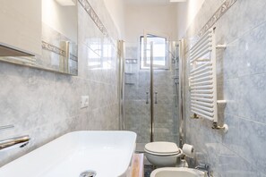 Een douche, een haardroger, een bidet