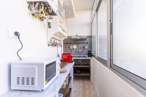 Kühlschrank, Mikrowelle, Herdplatte, Wasserkocher mit Kaffee-/Teezubehör