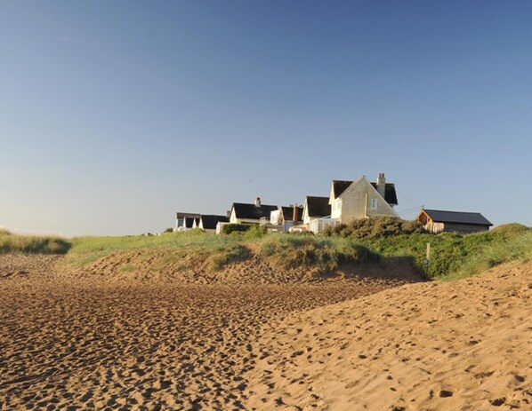 A coastal property with multiple buildings on a sandy dune. - Sandy Paws Dog Friendly - Anderby Creek (Anderby Creek)