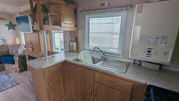 Jääkaappi, mikroaaltouuni, uuni, liesi