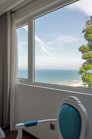 Kamar Premium, pemandangan laut terbatas | Minibar, brankas, kedap suara, dan Wi-Fi gratis