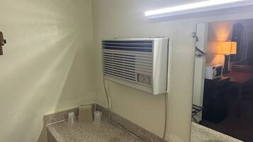 Basic Room | Bathroom | Free toiletries