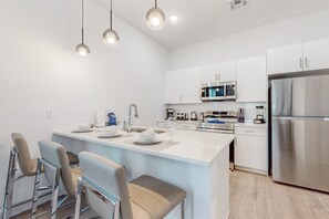 Fridge, microwave, oven, stovetop - Stylish dog-friendly townhouse with private pool, lanai, central AC, & W/D (Davenport)