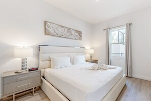 5 bedrooms, iron/ironing board, Internet, bed sheets - Stylish dog-friendly townhouse with private pool, lanai, central AC, & W/D (Davenport)