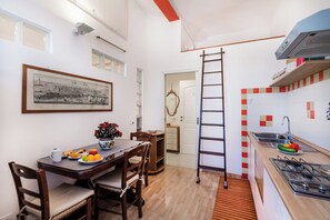 Réfrigérateur, four, plaque de cuisson, cafetière/bouilloire