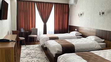 Basic Room | Desk, laptop workspace, free WiFi