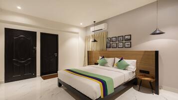 Deluxe Room | In-room safe, desk, free rollaway beds, free WiFi