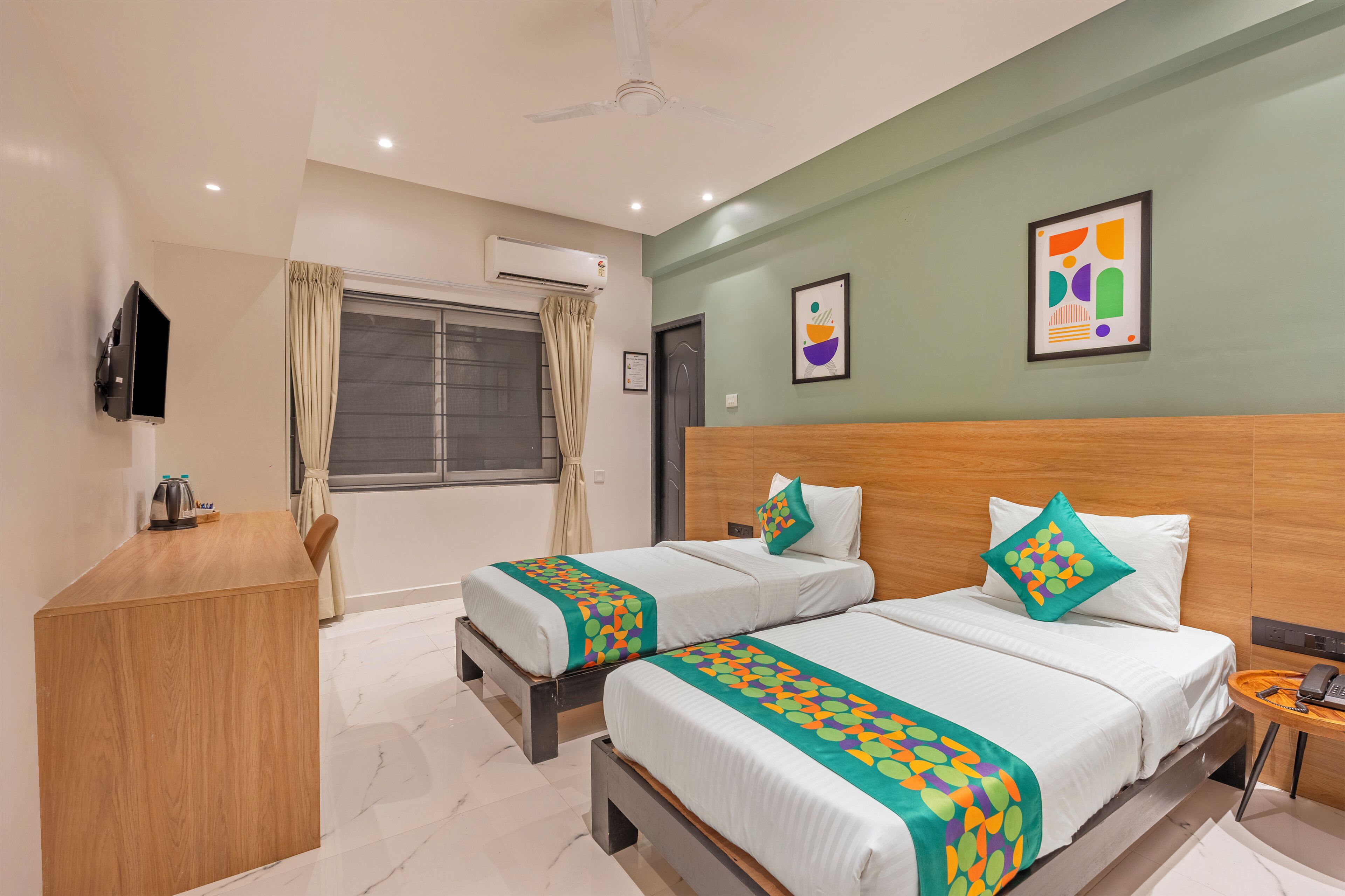 Deluxe Room | In-room safe, desk, free rollaway beds, free WiFi