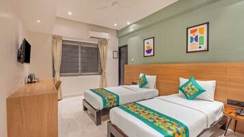 Deluxe Room | In-room safe, desk, free rollaway beds, free WiFi