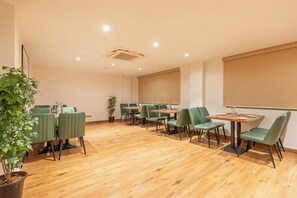Dining - Treebo Premium Vapr Ashok Nagar (Hyderabad)