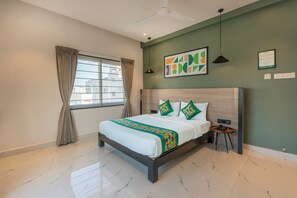 Quarto luxo | Cofres nos quartos, escrivaninha, camas extras/dobráveis