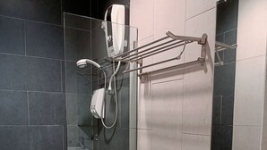 Une salle de bain moderne équipée de toilettes, d’un bidet et d’un lavabo.