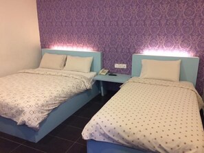 Habitación triple familiar | Tabla de planchar con plancha, wifi gratis y ropa de cama 