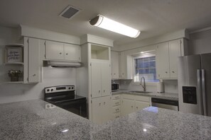 Microondas, horno, parrilla de estufa y lavavajillas 