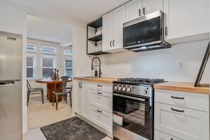 Een koelkast, een microgolfoven, een oven, een kookplaat