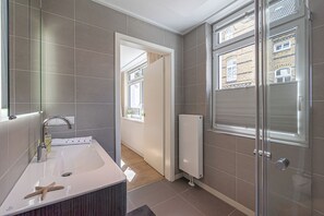 Chuveiro, secador de cabelo, toalhas de banho 