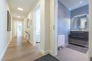 Chuveiro, secador de cabelo, toalhas de banho 