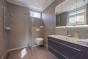 Chuveiro, secador de cabelo, toalhas de banho 