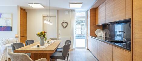 Geladeira, micro-ondas, fogão, cooktop