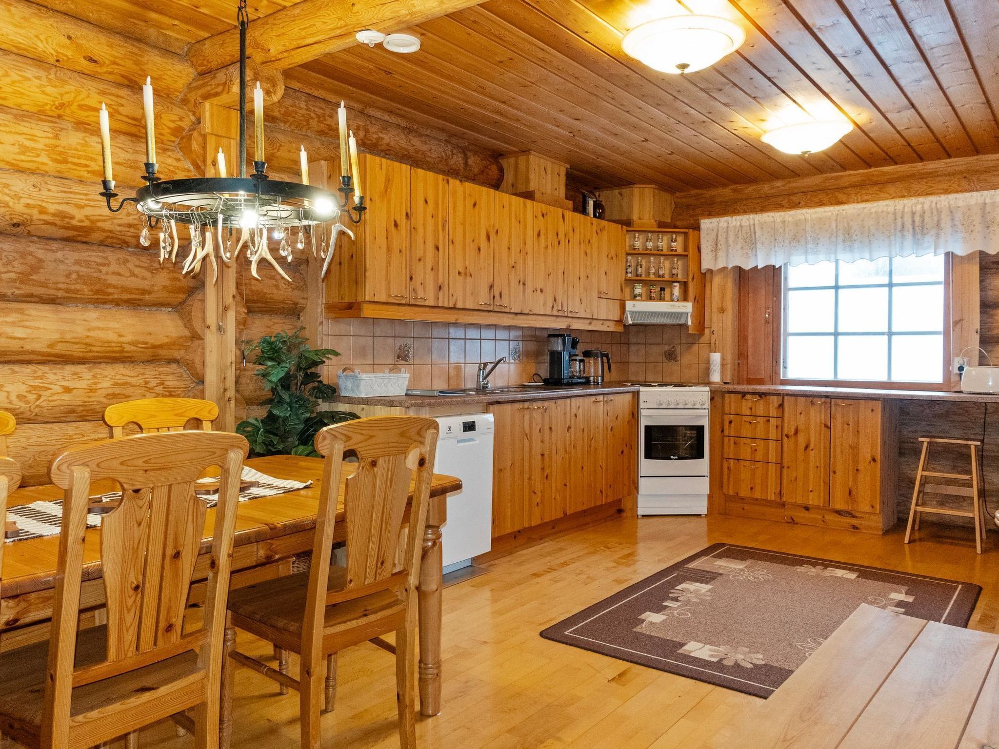 Fridge, microwave, dishwasher, cookware/dishes/utensils