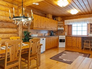 Refrigerador, microondas, lavavajillas, utensilios de cocina