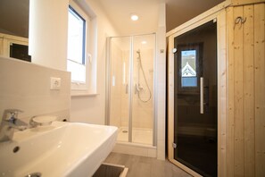 Regadera, secadora de cabello, toallas 