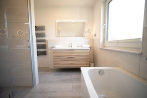Dusche, Haartrockner, Handtücher