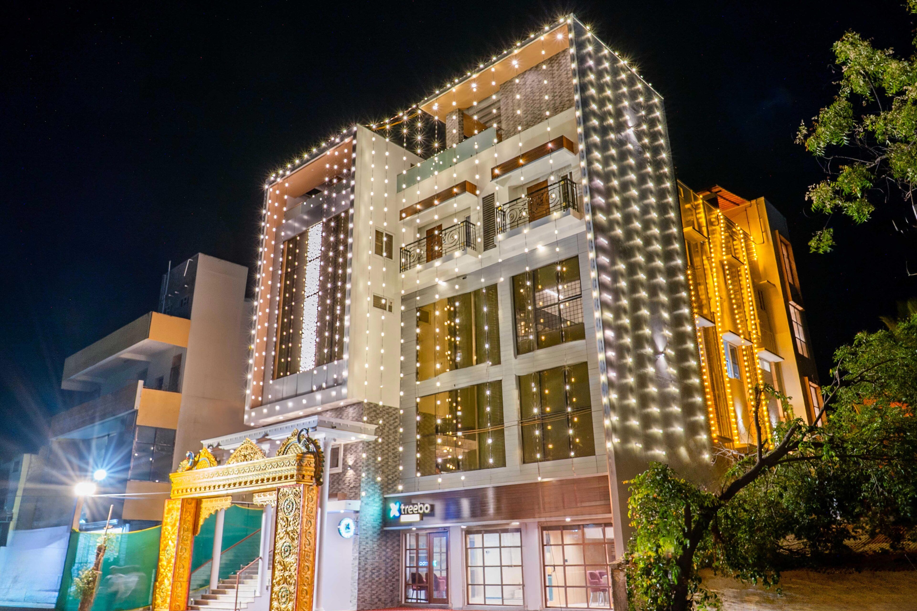 Un edificio a più piani con balconi e luci decorative.