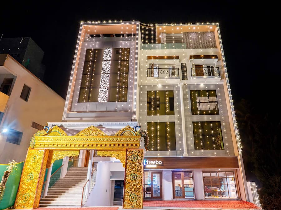 Een meerhoog gebouw met balkons en een begane grond ingang.
