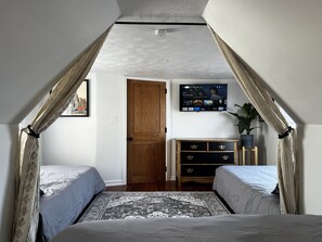 4 bedrooms, desk, iron/ironing board, free WiFi - Charming 4-bedroom home in trendy Benson District in Omaha.  (Omaha)