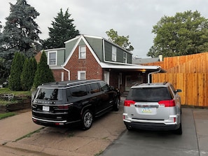 Property grounds - Charming 4-bedroom home in trendy Benson District in Omaha.  (Omaha)