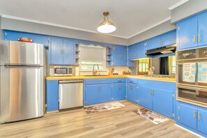 Fridge, microwave, oven, stovetop - Capital City Eagle's Nest - Pet Friendly - Pool Table - 6 Beds (Montgomery)