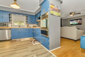 Fridge, microwave, oven, stovetop - Capital City Eagle's Nest - Pet Friendly - Pool Table - 6 Beds (Montgomery)