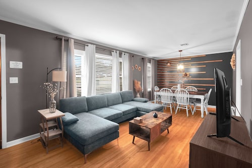 Madolyn Executive Retreat 30 + Day Stays Welcomed - 4 Beds - Covered Patio