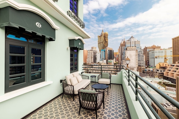 Luxury Room, 1 King Bed, City View | Terrace/patio