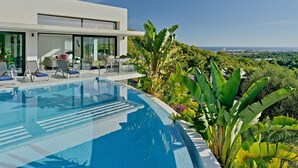 A modern pool area with a clear view of the ocean and a contemporary building with large windows. - Villa Juno by Interhome (Jávea)