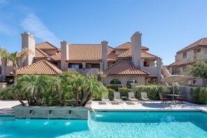 Een verwarmd zwembad