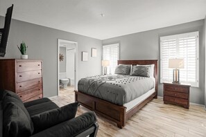 2 slaapkamers, een strijkplank/strijkijzer, reisbedje, wifi