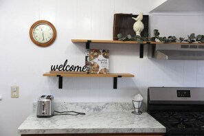 Fridge, microwave, oven, stovetop - Wayfarer Inn - Wayfarer Inn (Dalton)