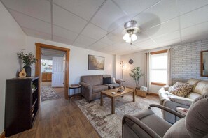 Living area - Wayfarer Inn - Wayfarer Inn (Dalton)