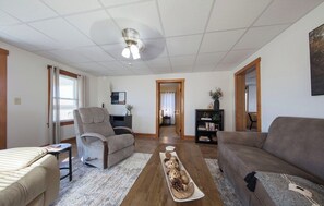 Living area - Wayfarer Inn - Wayfarer Inn (Dalton)