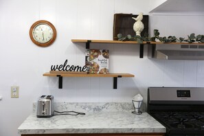 Køleskab, mikrobølgeovn, ovn, kogeplade