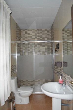 Een douche, een haardroger, handdoeken